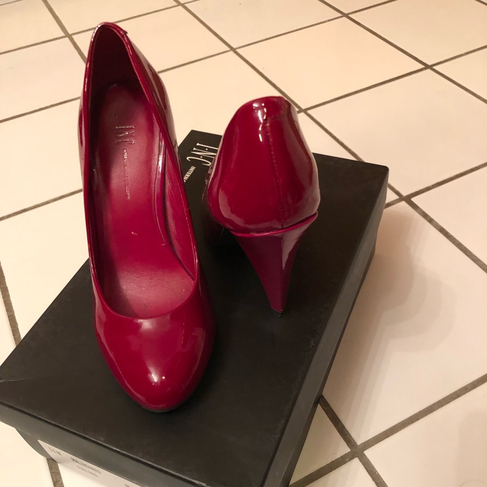 Red rounded toe heel size 5 1/2